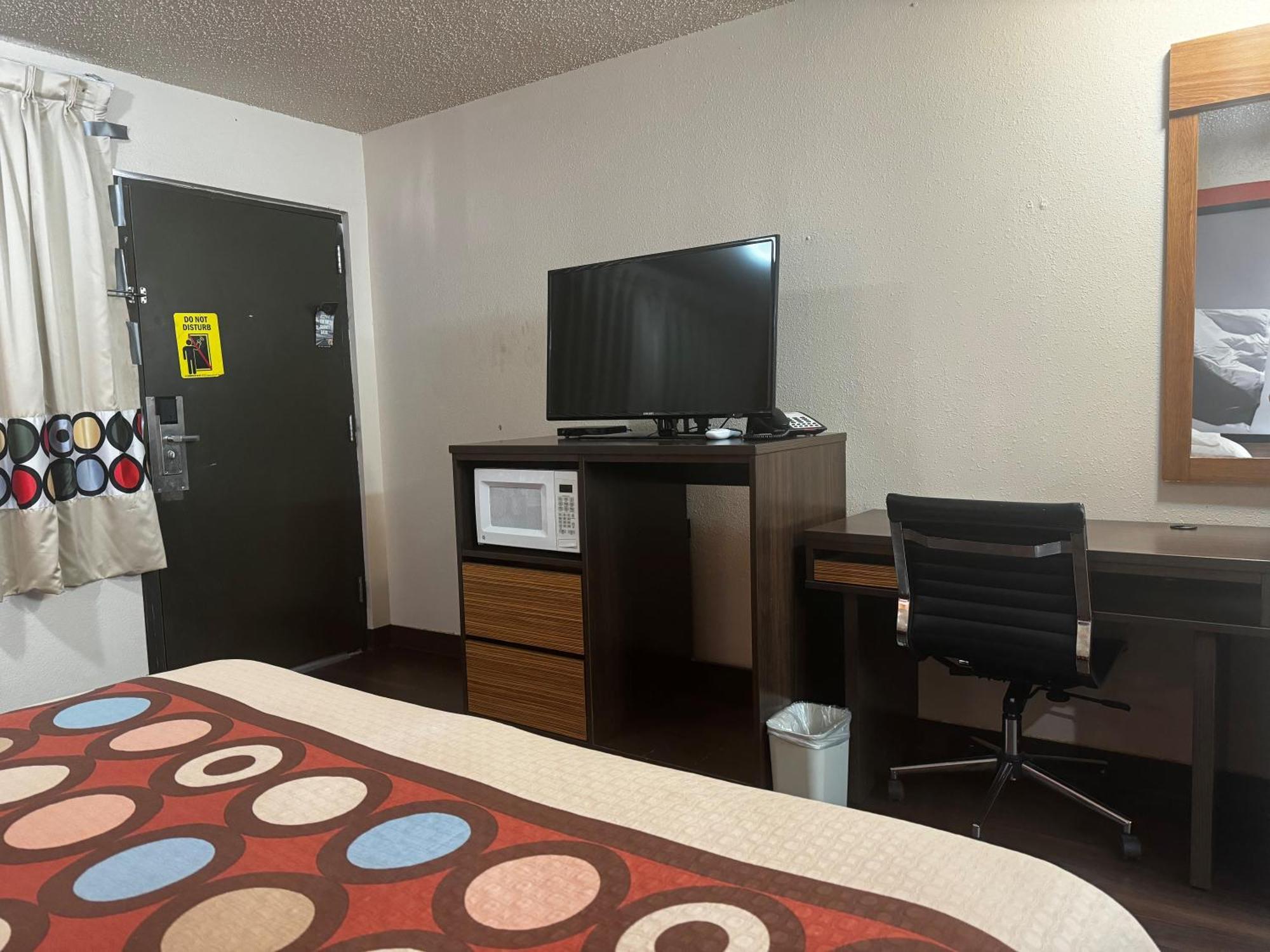 Super 8 By Wyndham Giddings Hotel Exterior photo